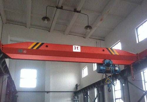 單梁行車內部構造中的控制系統(tǒng)是如何實現(xiàn)對行車運行的控制和調節(jié)的？