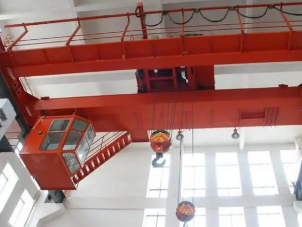 雙梁行車變頻器控制中如何實(shí)現(xiàn)行車的正反轉(zhuǎn)、升降、行走等基本操作？